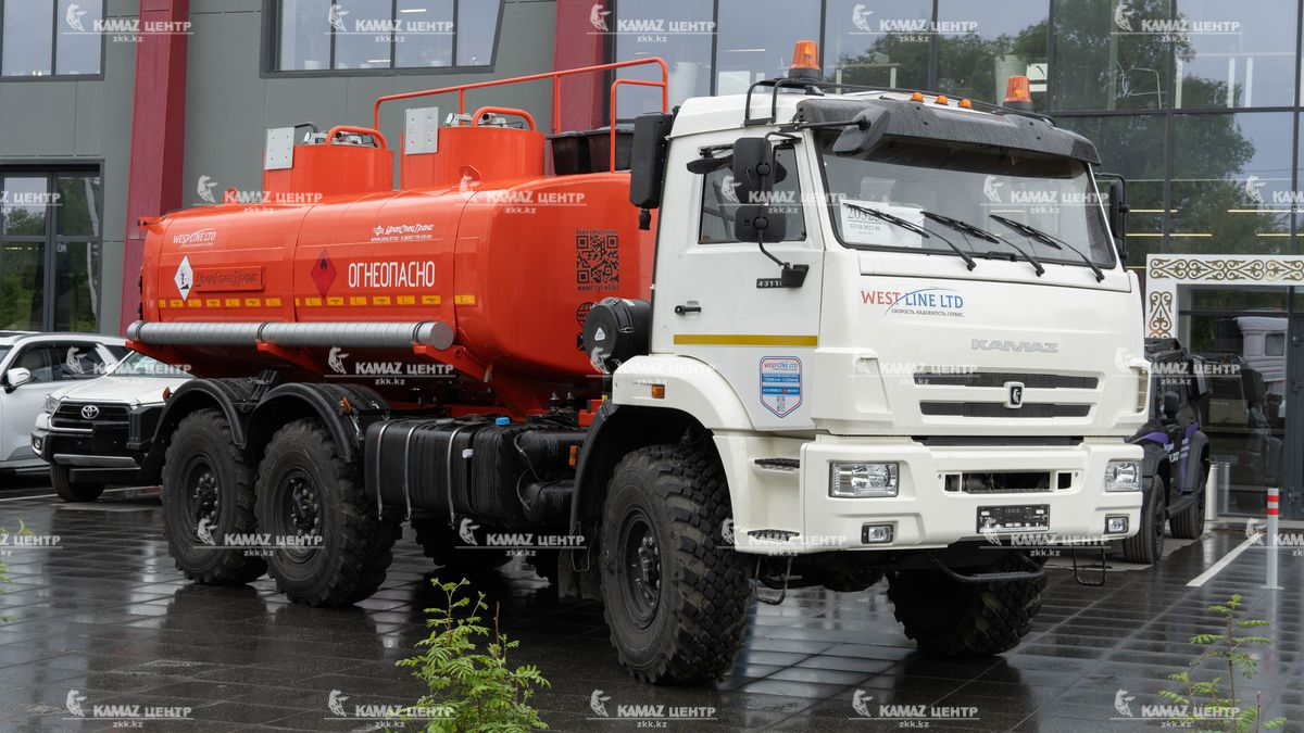 avtotoplivozapravshchik-atz-11-2b-2-otseka-na-shassi-kamaz-43118-50-6h6-1