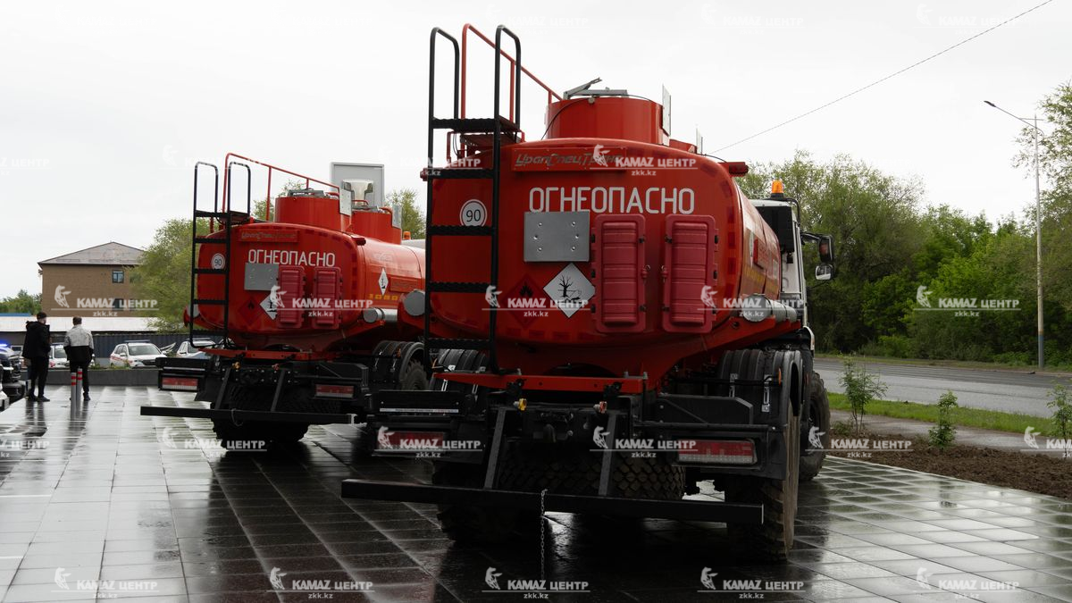 avtotoplivozapravshchik-atz-11-2b-2-otseka-na-shassi-kamaz-43118-50-6h6-4