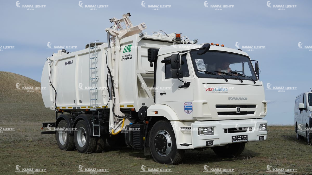 musorovoz-s-bokovoj-zagruzkoj-ko-440-5-na-shassi-kamaz-65115-03