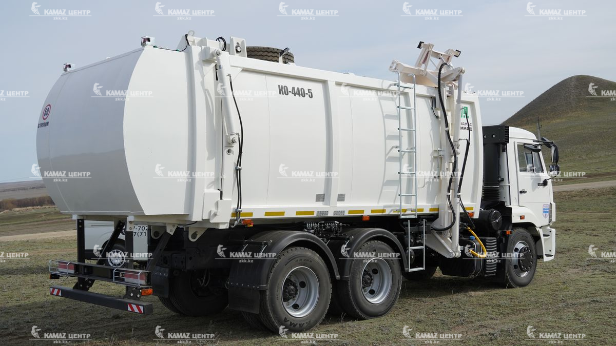 musorovoz-s-bokovoj-zagruzkoj-ko-440-5-na-shassi-kamaz-65115-04