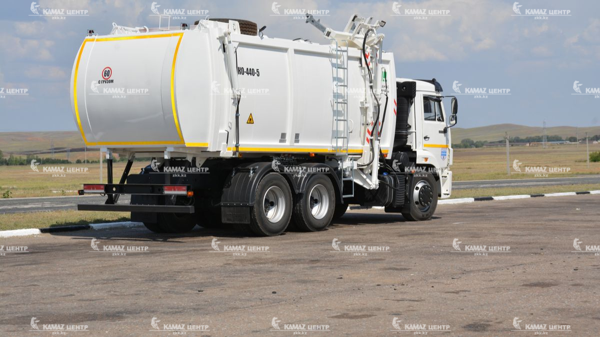 musorovoz-s-bokovoj-zagruzkoj-ko-440-5-na-shassi-kamaz-65115-06