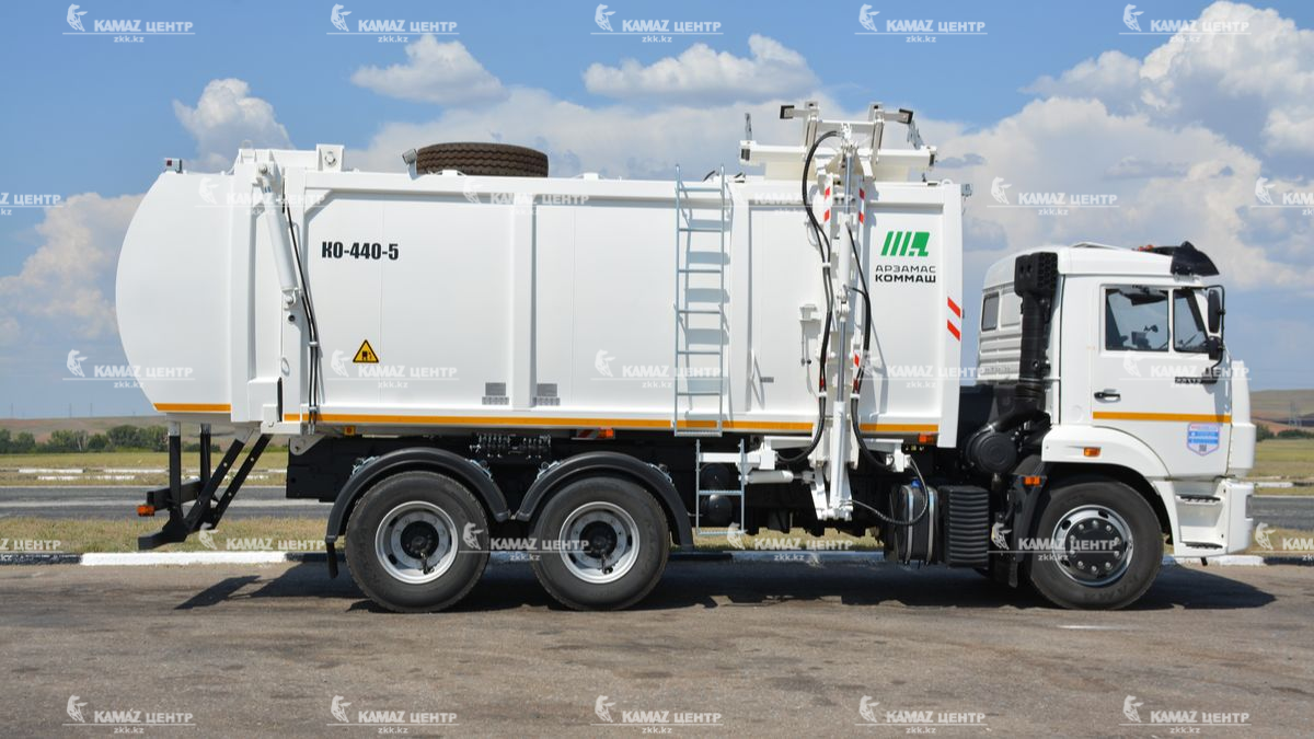 musorovoz-s-bokovoj-zagruzkoj-ko-440-5-na-shassi-kamaz-65115-11