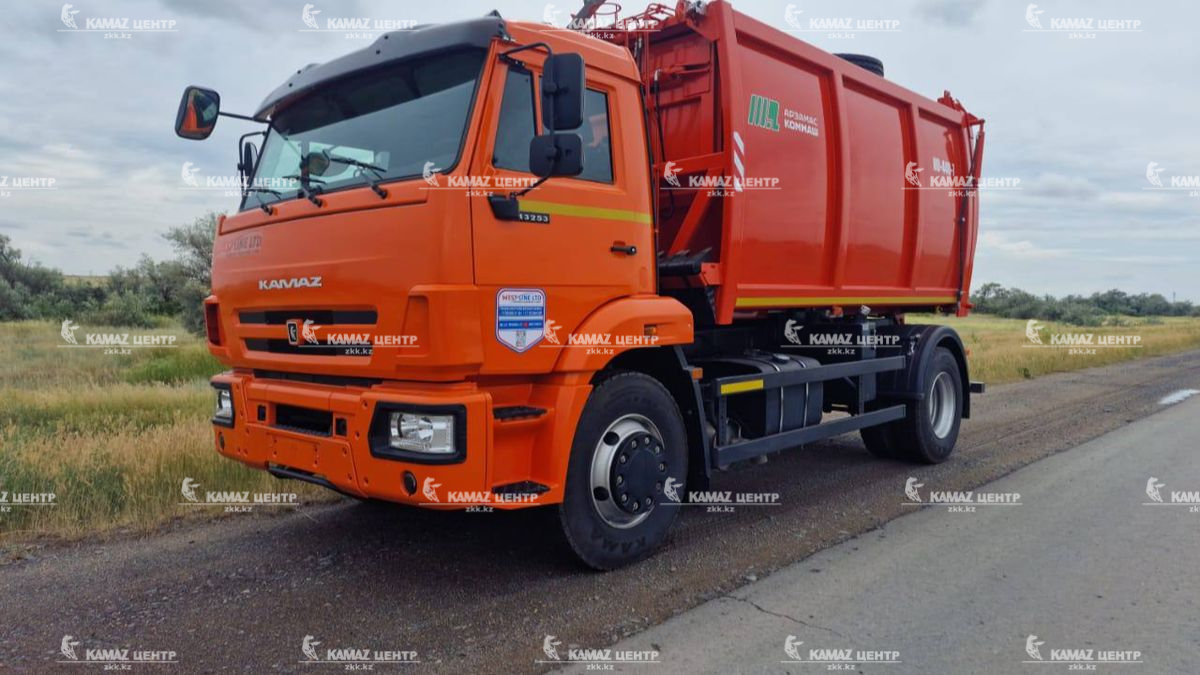musorovoz-s-bokovoj-zagruzkoj-ko-440-7-na-shassi-kamaz-43253-69-4h2-1