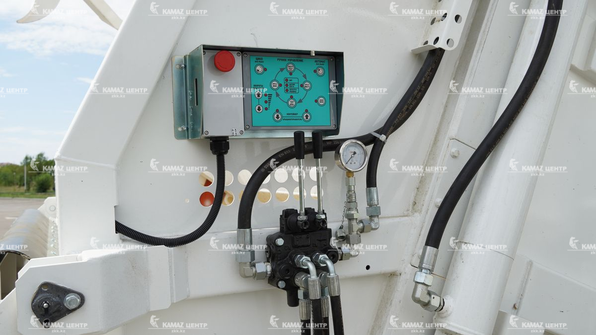 musorovoz-s-zadnej-zagruzkoj-ko-440v-03