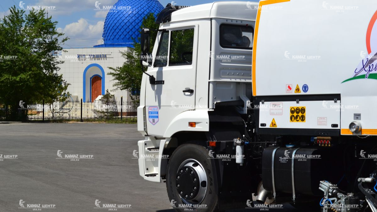 vakuumno-podmetalnaya-mashina-na-shassi-kamaz-43253-1