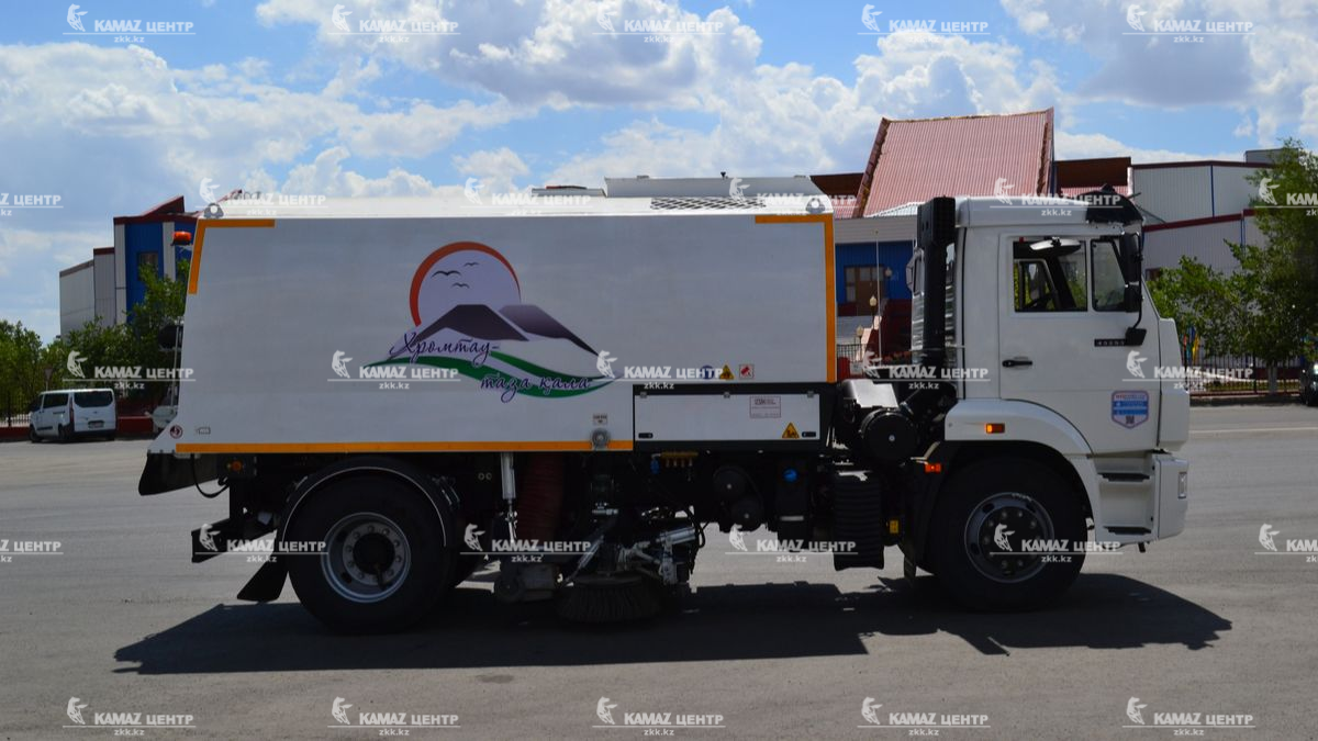 vakuumno-podmetalnaya-mashina-na-shassi-kamaz-43253-9